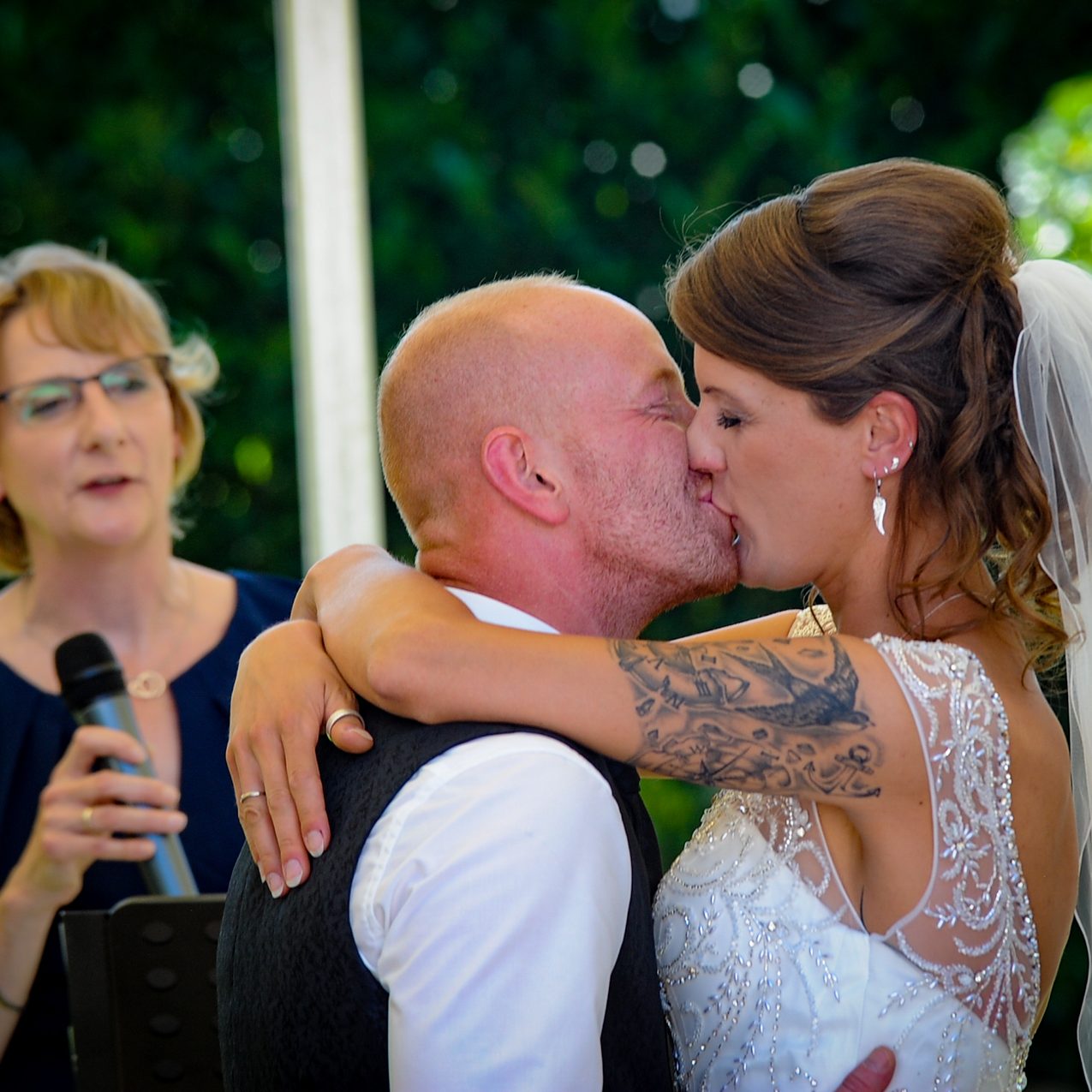 Hochzeitskuss bei der freien Trauung