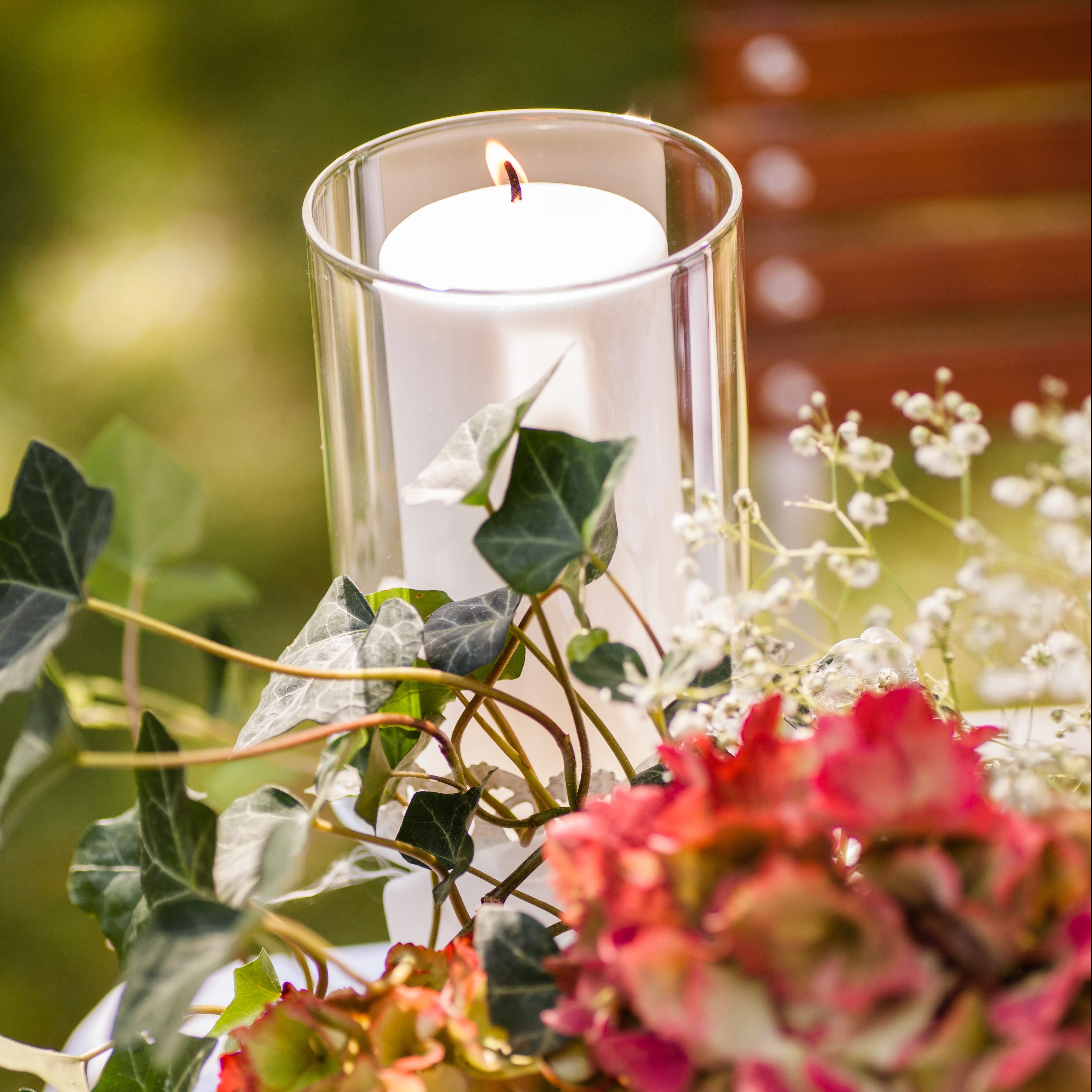 Kerze mit Blumen auf dem Trautisch