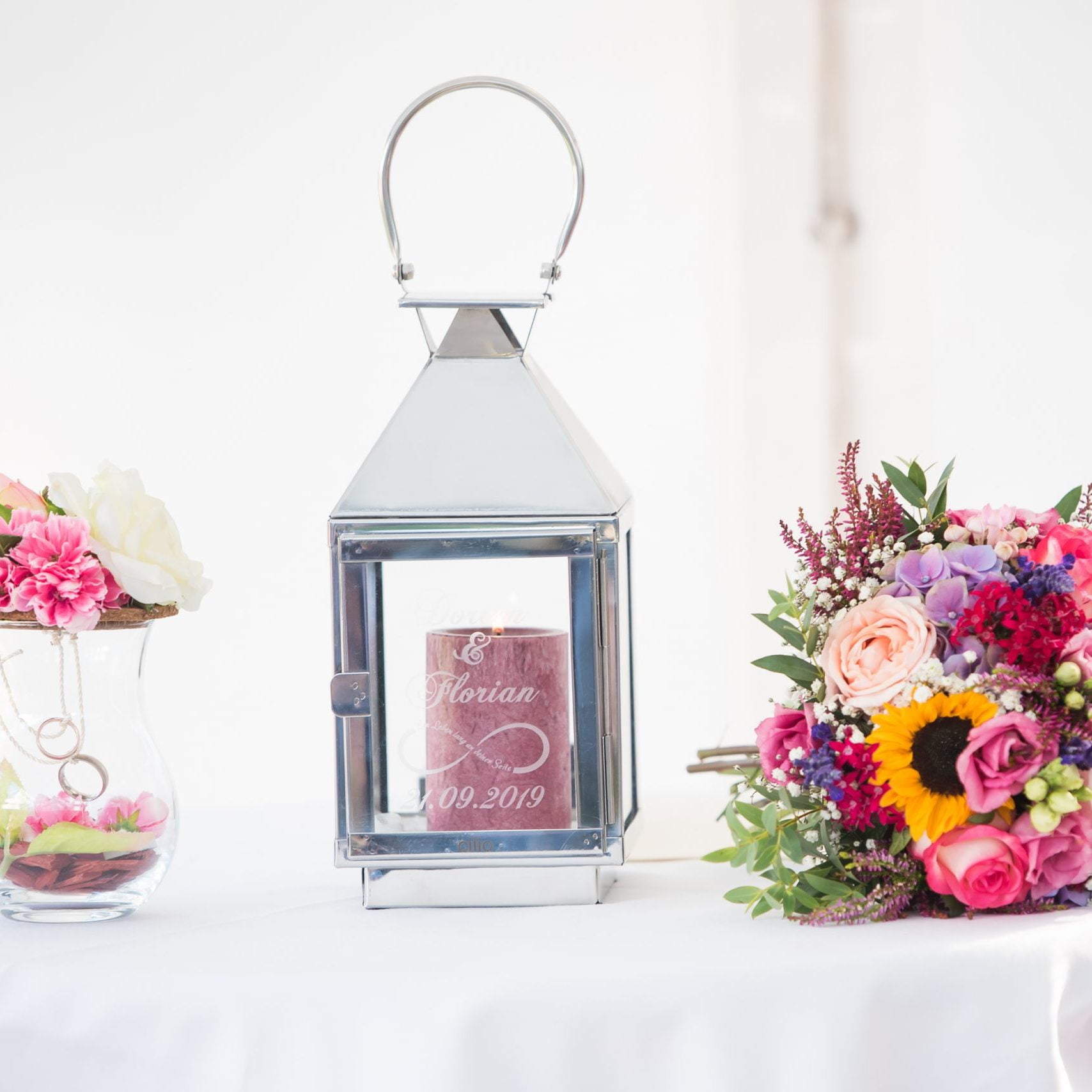 Laterne mit Blumen auf dem Trautisch