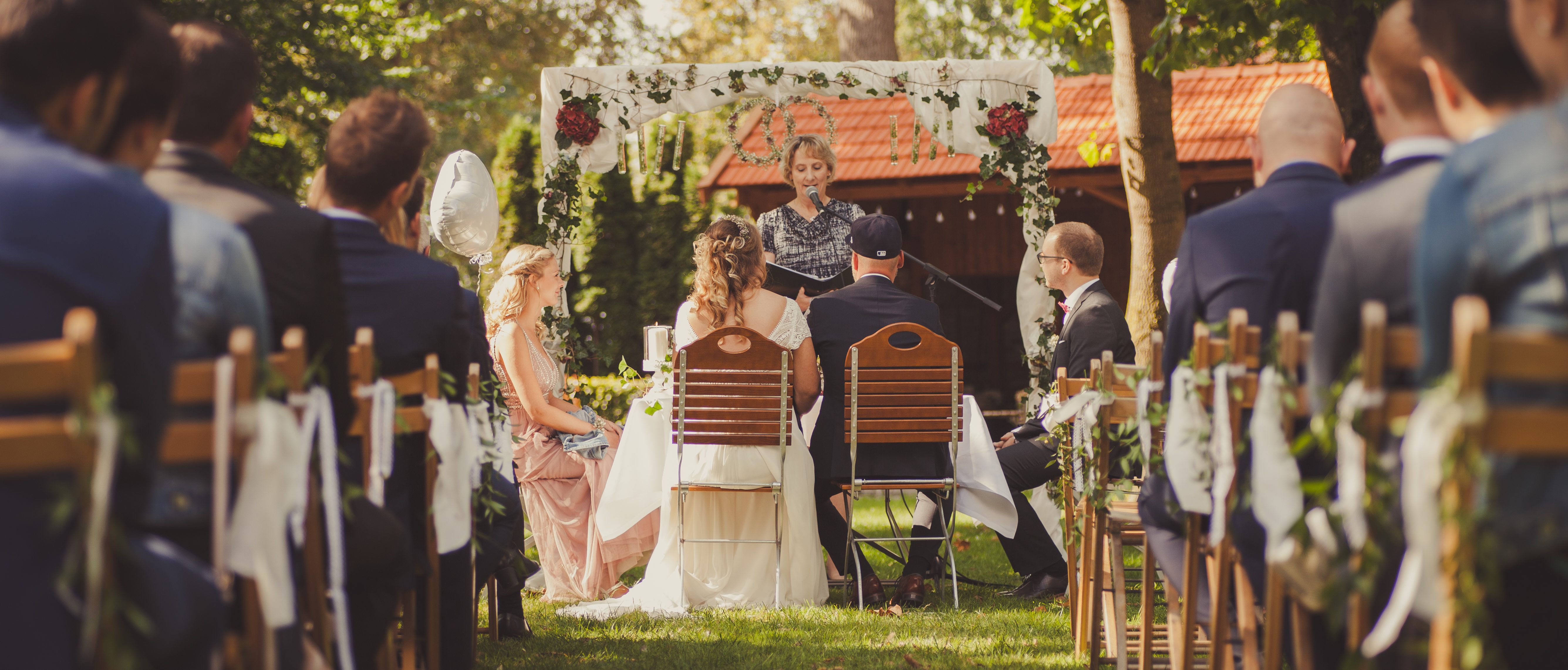 Freie Trauung mit Gästen im Garten