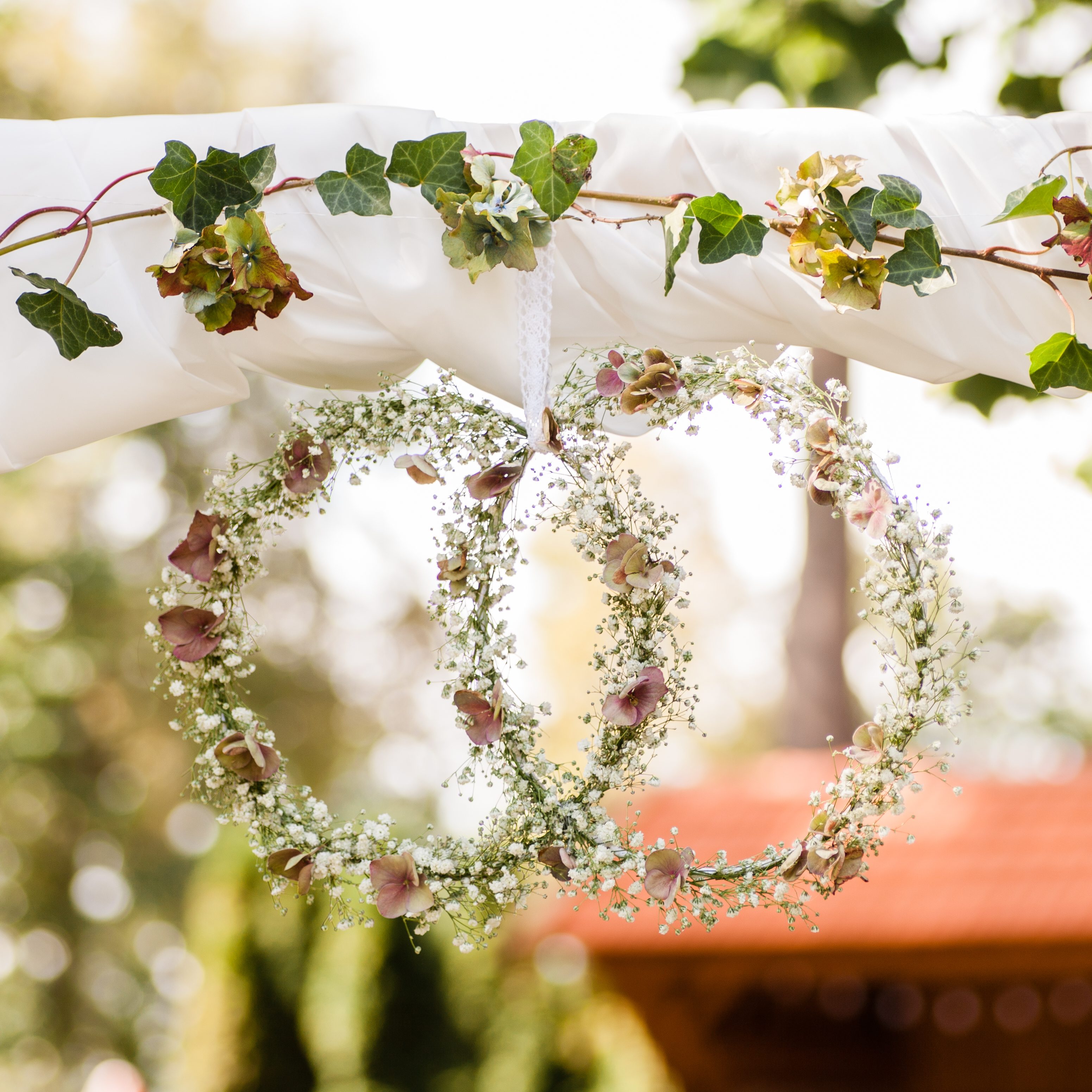 Blumenkränze am Traubogen