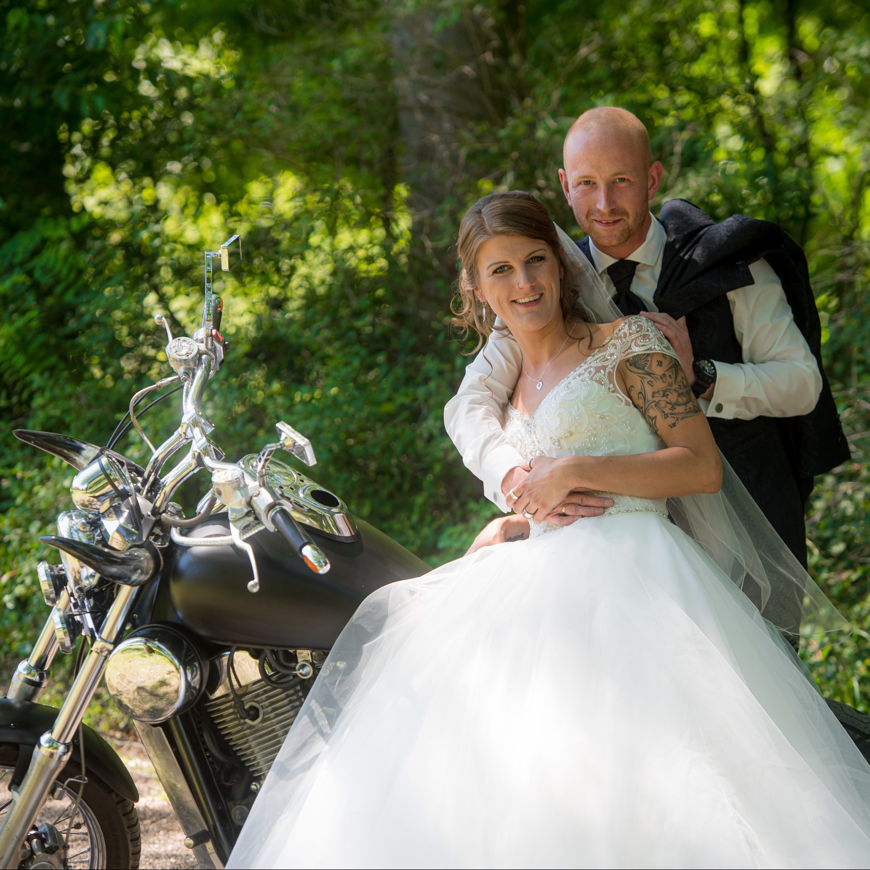 Brautpaar am Motorrad