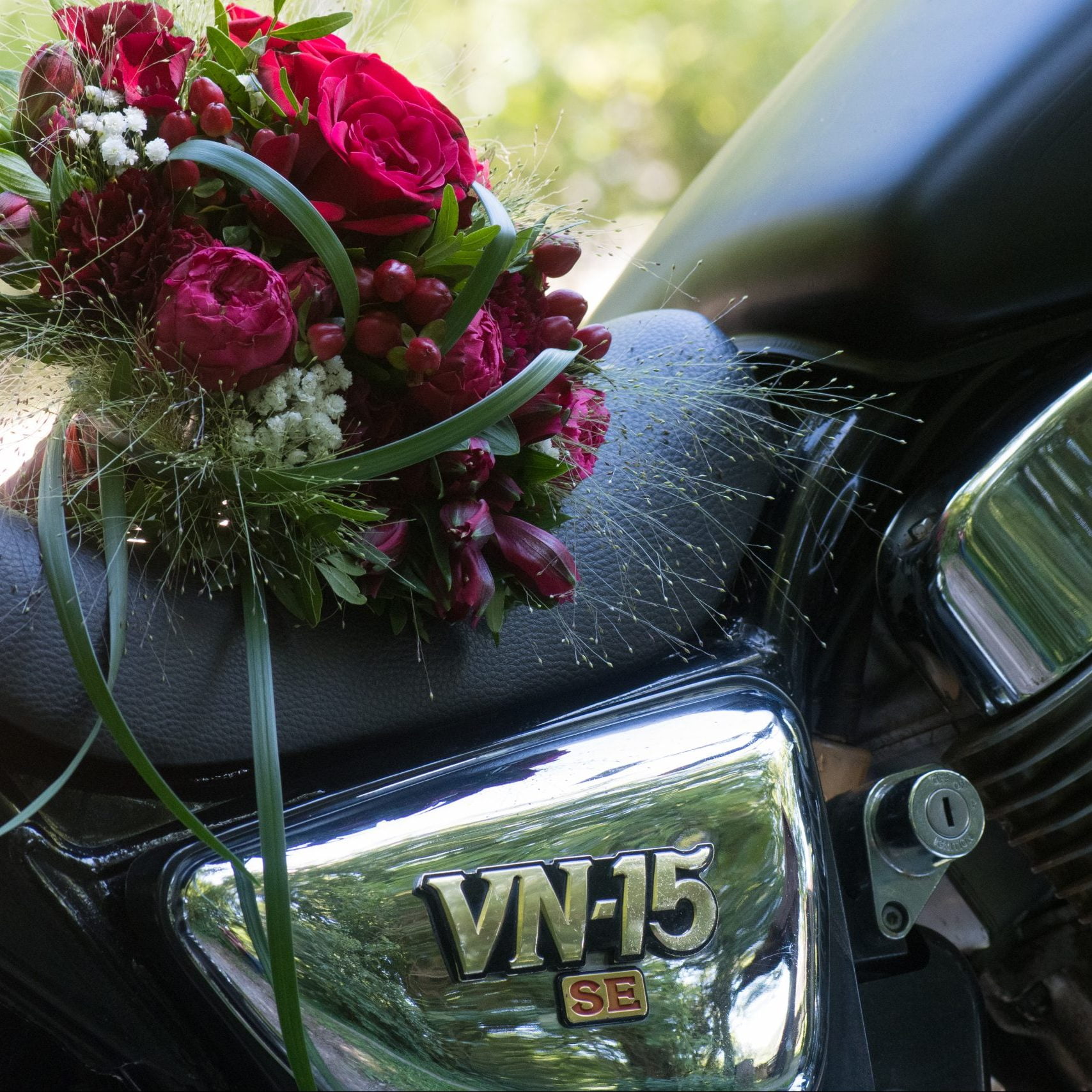 Brautstrauß auf einem Motorrad