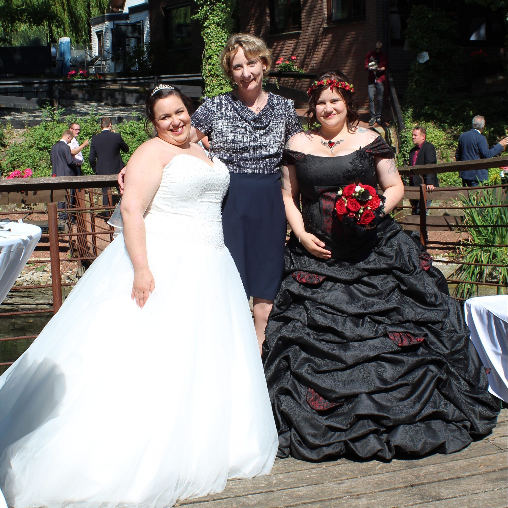 Hochzeitsgesellschaft beim Gruppenbild im Garten