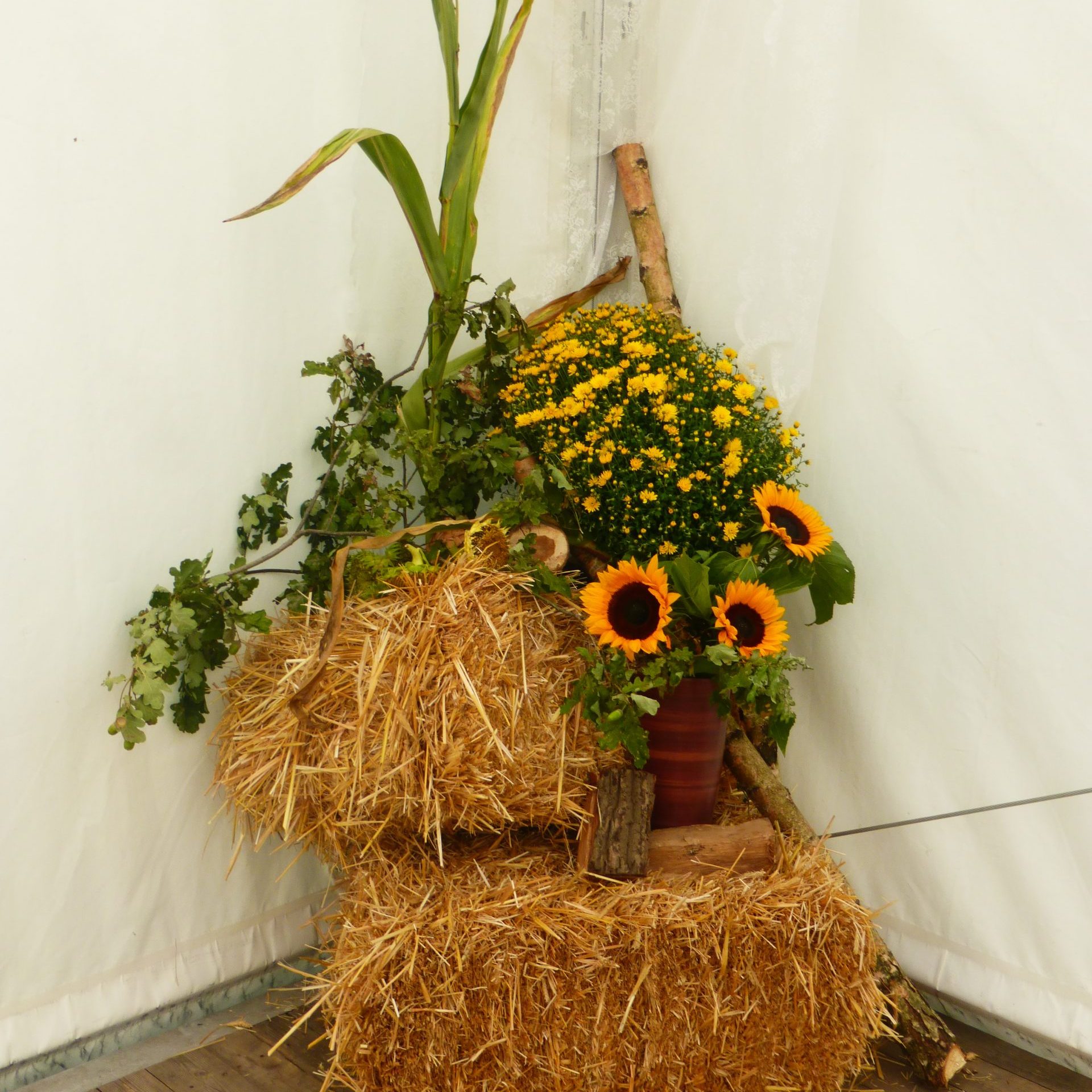 Sonnenblumen und Strohballen als Hochzeitsdekoration