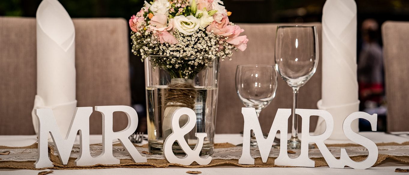 Hochzeitstisch mit Blumen und Dekoration