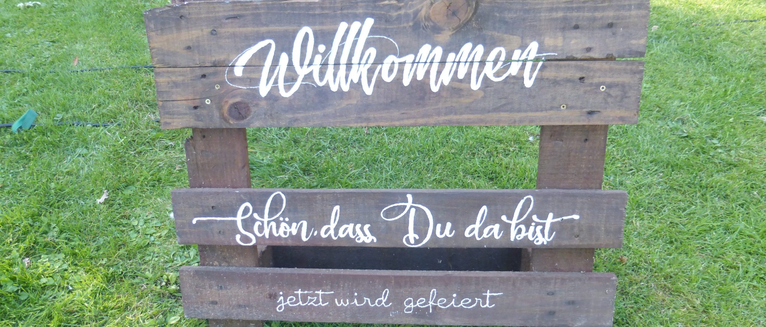 Willkommensschild für die Hochzeit im Garten